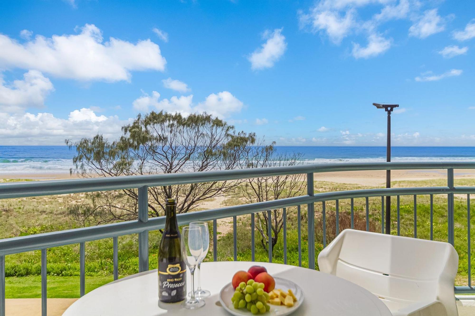 Oceanside Resort - Absolute Beachfront Apartments Gold Coast Exterior photo