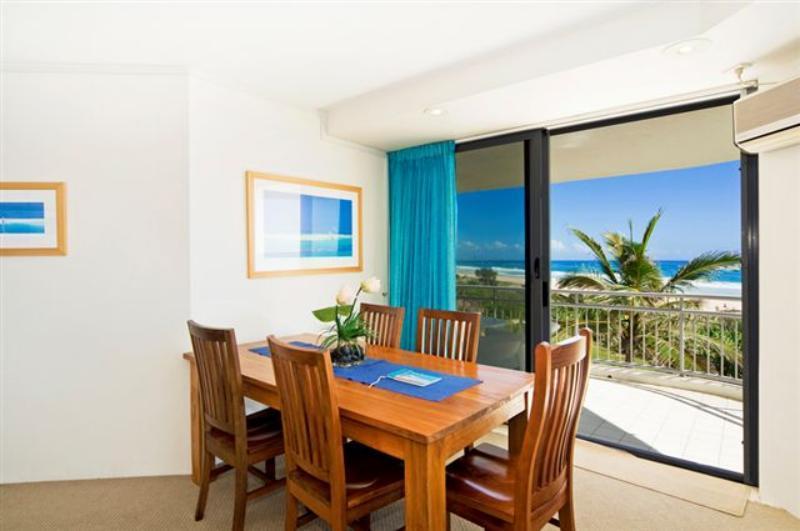 Oceanside Resort - Absolute Beachfront Apartments Gold Coast Exterior photo