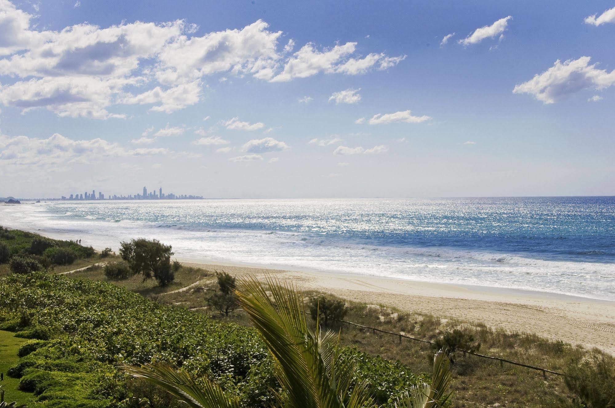 Oceanside Resort - Absolute Beachfront Apartments Gold Coast Exterior photo